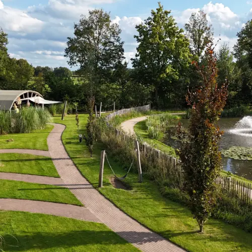 Tenten bij visvijver