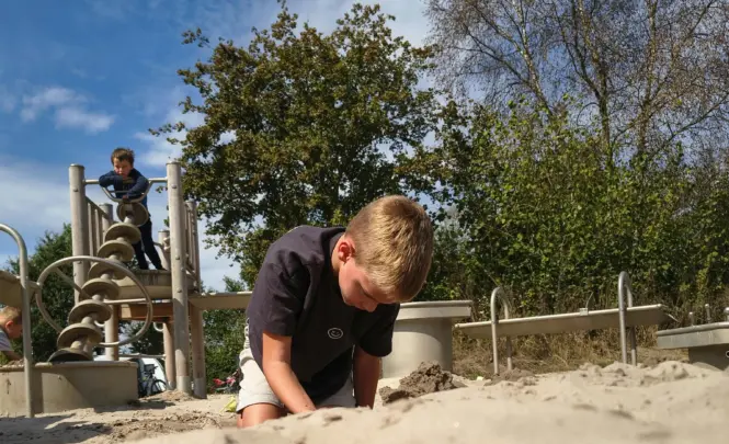 Daan spelen in het zand