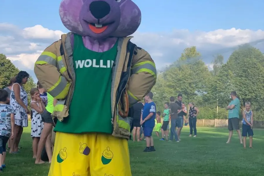 Wollie als brandweer op sportveld