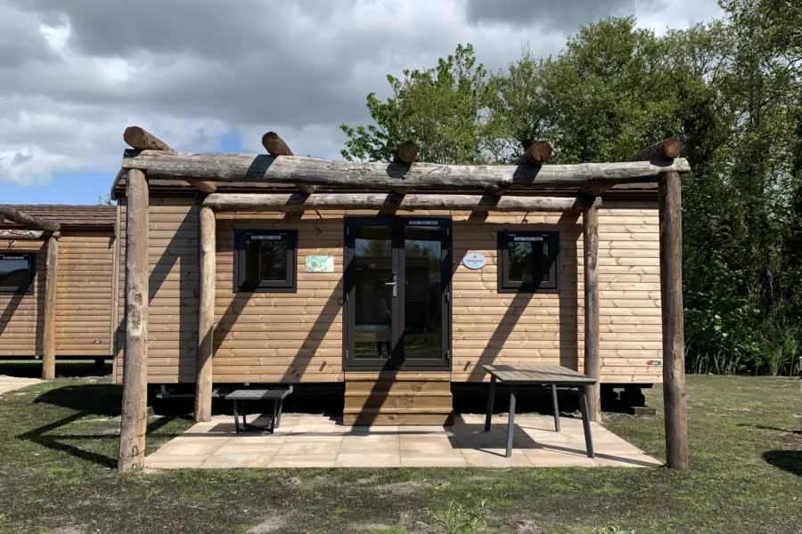 Woodlodge 4 personen - Buitenaanzicht - Sint Maartenszee