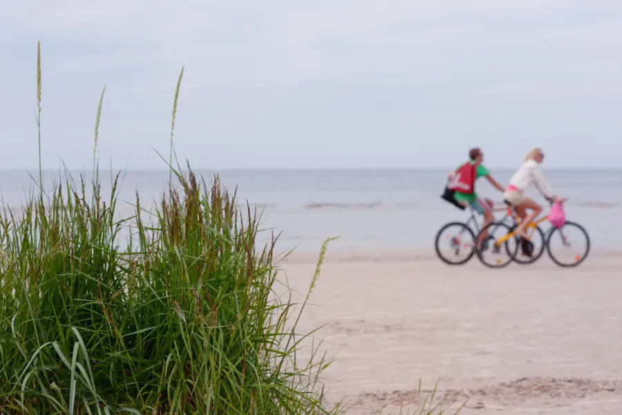 Fietsen op het strand