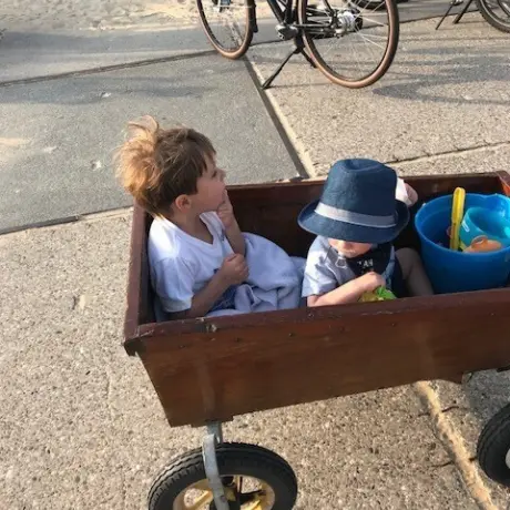 kids in bolderwagen