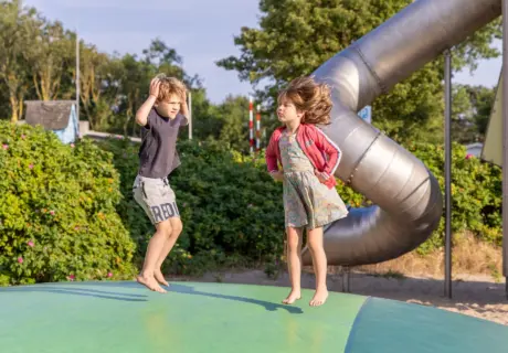 Kinderen spelen op springkussen bij Camping Tempelhof in Noord-Holland