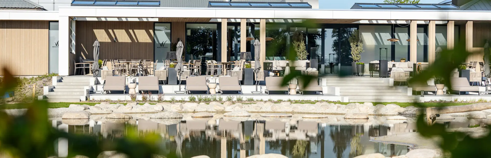 Terras met waterreflectie