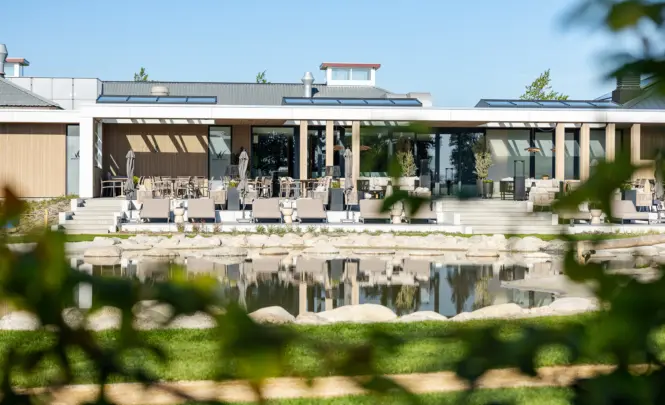 Terras met waterreflectie