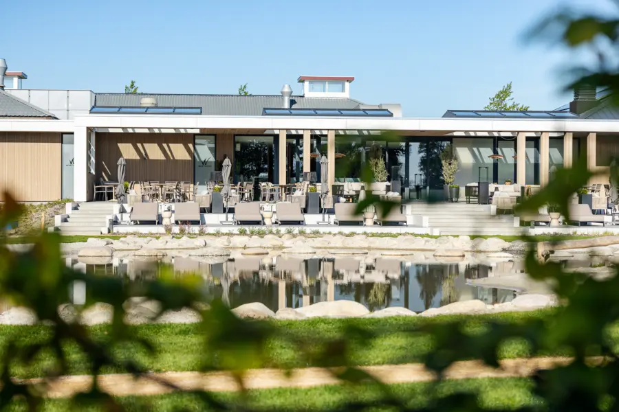 Terras met waterreflectie