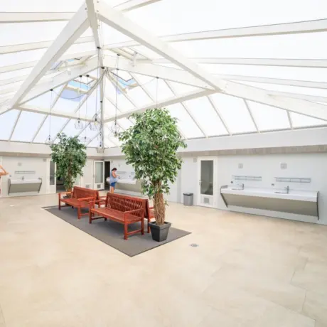 Toiletgebouw met mensen Westhove