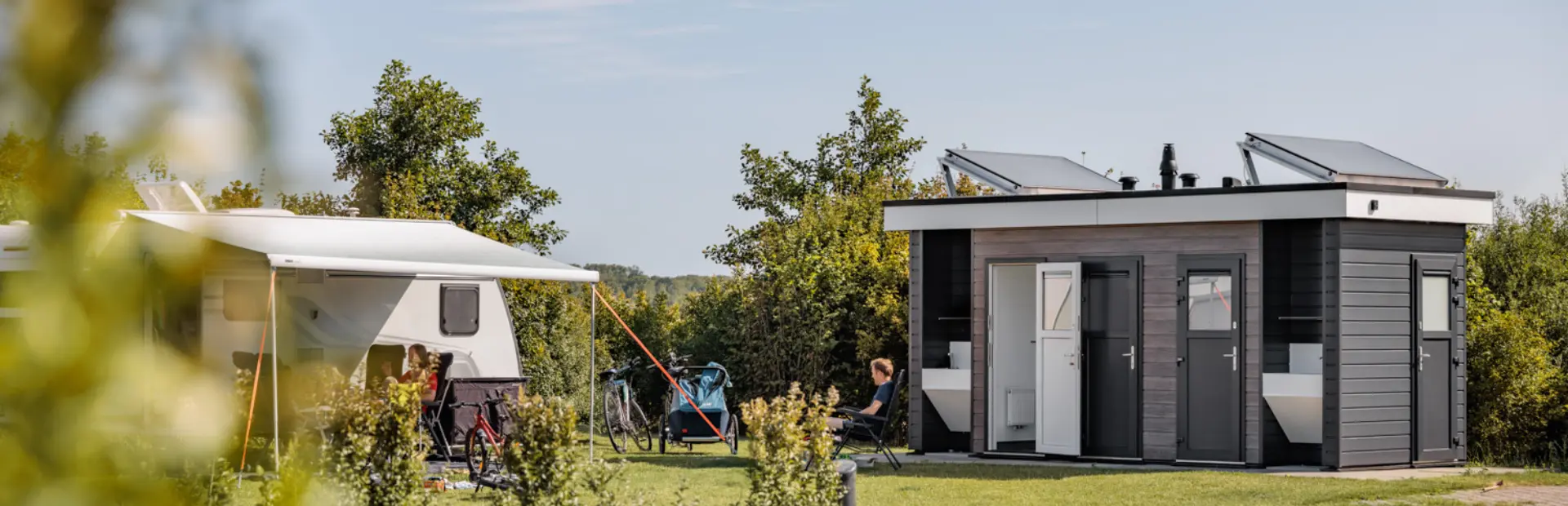 Overzich plaats met gezin