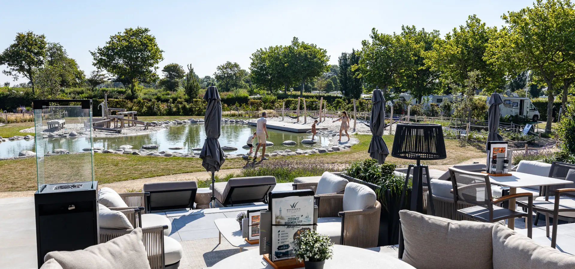 Overzicht terras naar water gezin