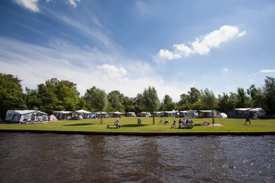 It wiid kamperen aan het water