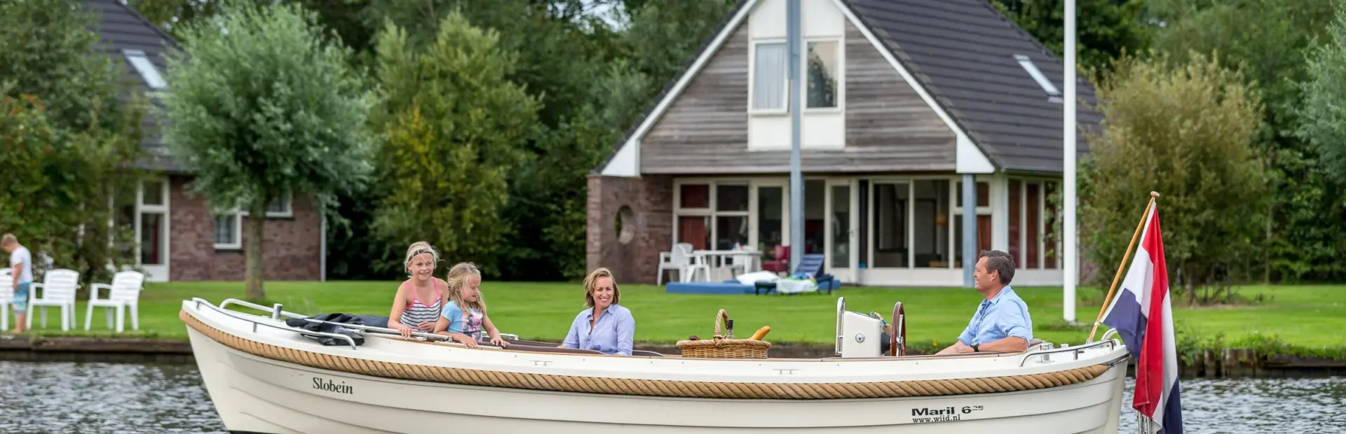 It wiid huisje op achtergrond met sloep