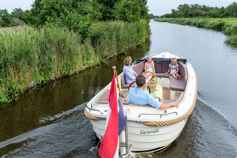 It wiid watersport varende sloep op vaart