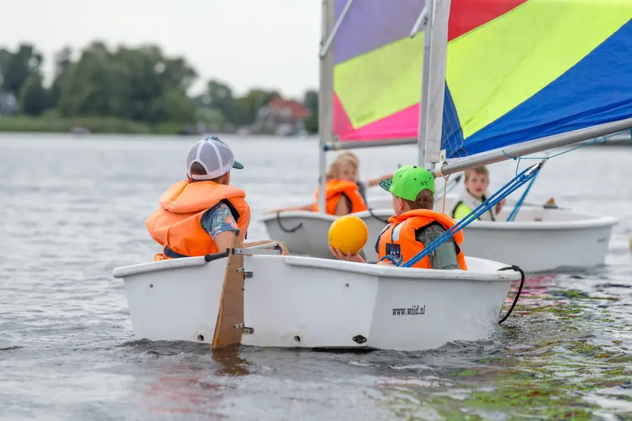 It Wiid - zeilen in optimist achterkant