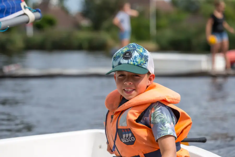 It Wiid zeilen jongetje in optimist ingezoomd