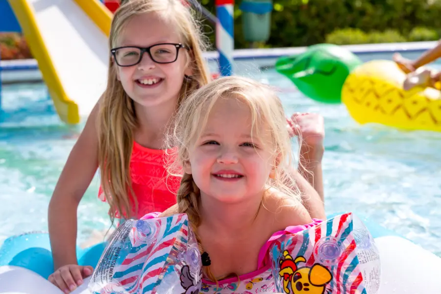 It Wiid zwembad zusjes lachend
