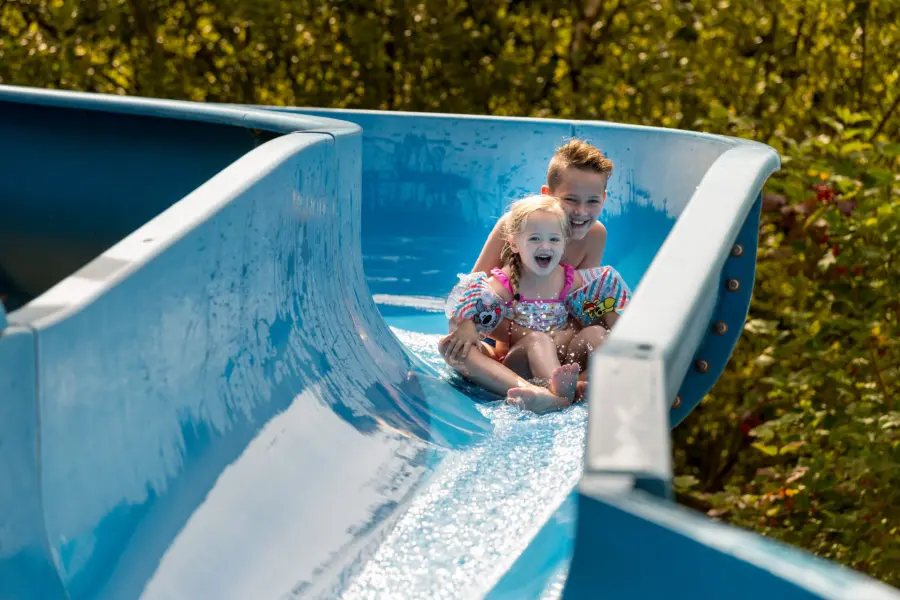 It Wiid zwembad glijbaan broertje zusje