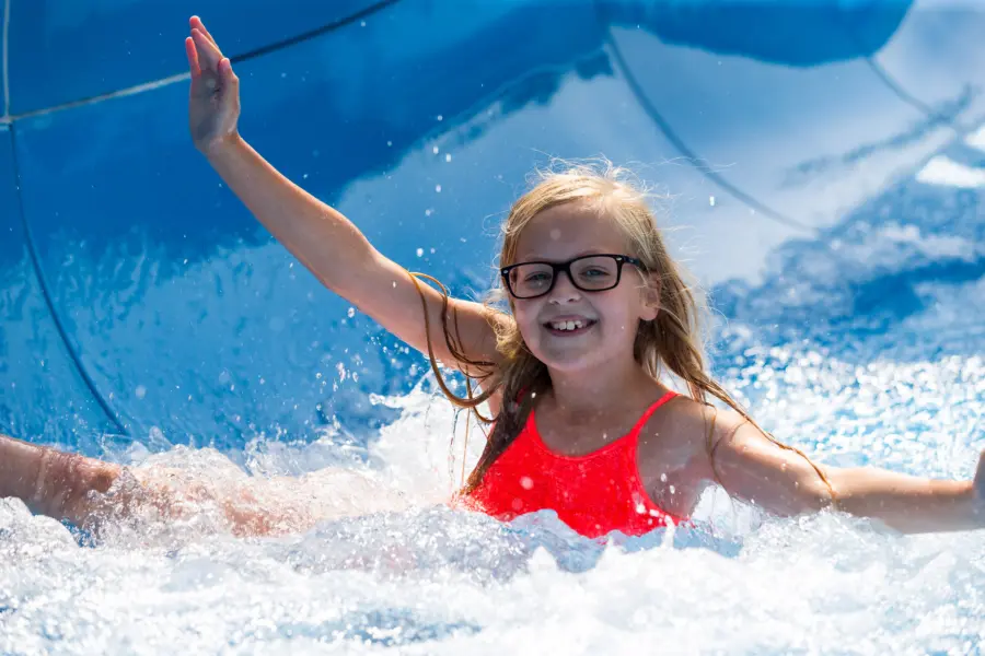 It Wiid blij meisje in glijbaan