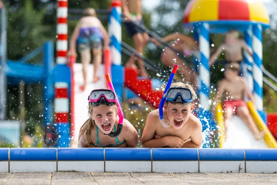 It Wiid kinderen poseren op zwembadrand liggend