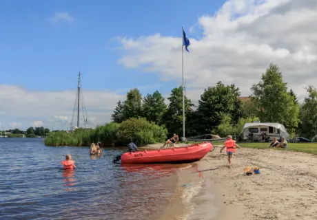 IW omgeving strand water boot Whaly rood gast kind 2