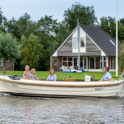 It Wiid - huisje op achtergrond met sloep