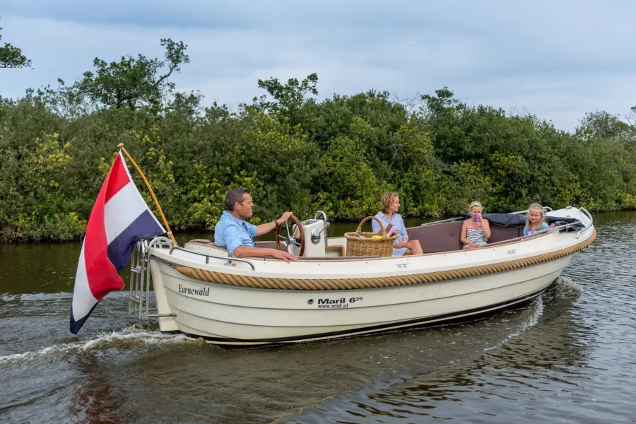 It Wiid - watersport varende sloep met gezin in natuur