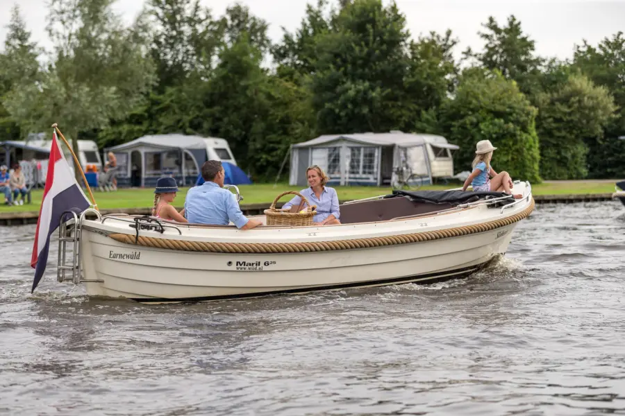 It Wiid - watersport varende sloep voor camping