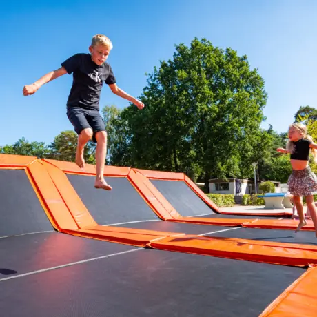 kids springen trampoline