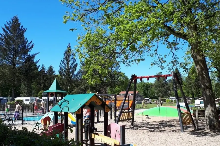 Buitenspeeltuin geknipt