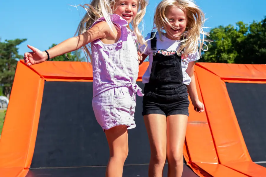 Meisjes staand springen trampoline