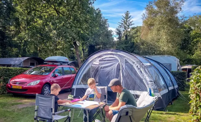 Kampeerplaats met auto tent 2023 1