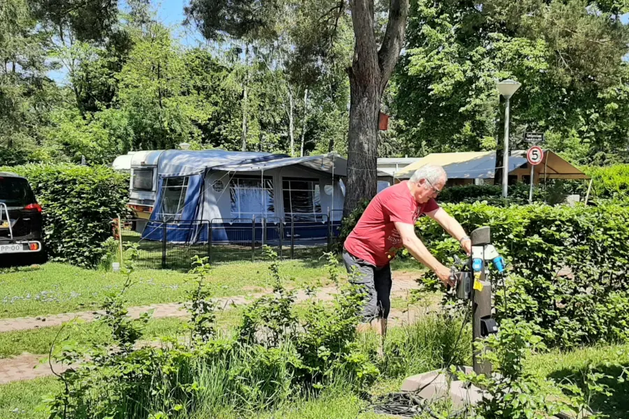 Man bij waterkraantje