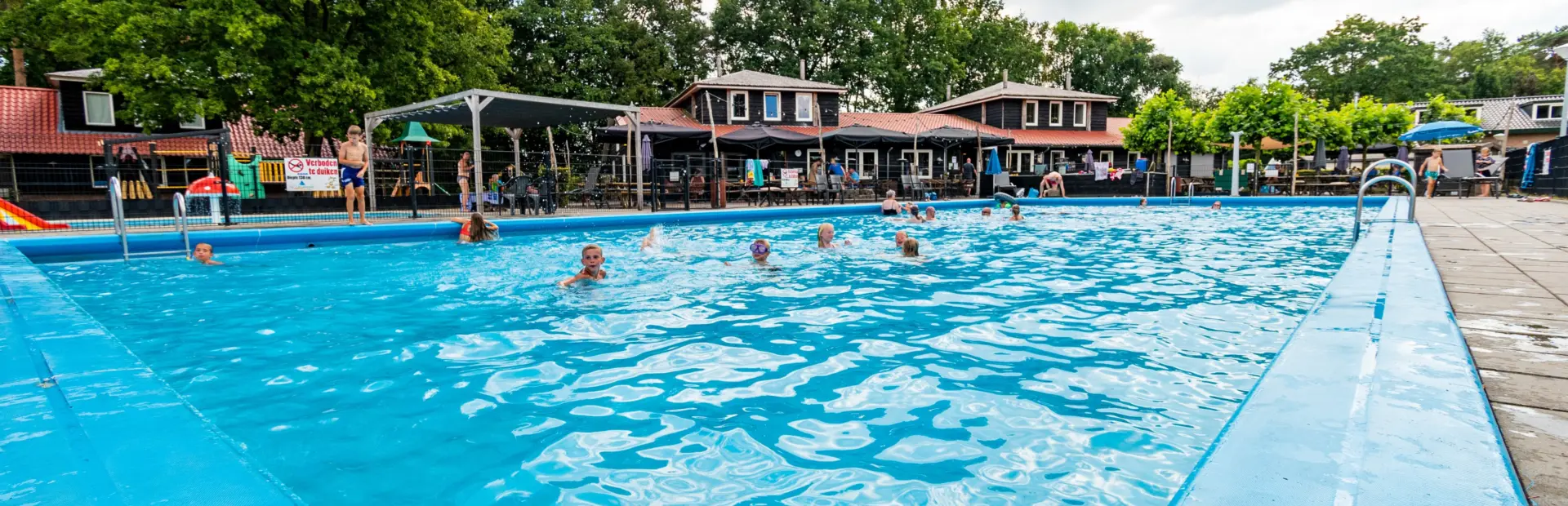 Zwemmende kinderen zwembad 3