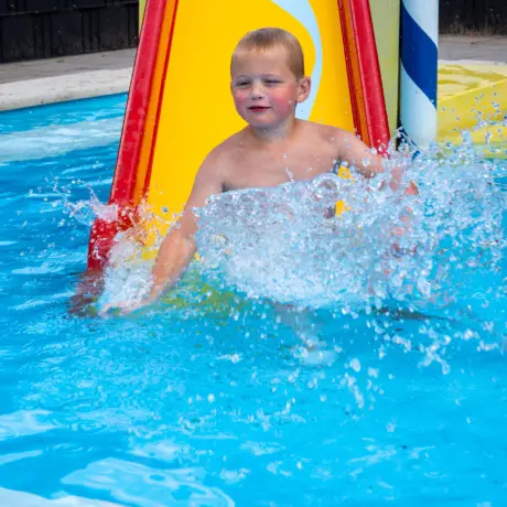 zwembad jongen van glijbaan