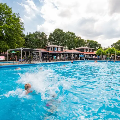 zwemmende kinderen zwembad