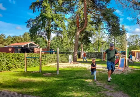 Speeltuin met glijbaantje en klimtoestel voor kinderen op Camping de Zandhegge in Gelderland