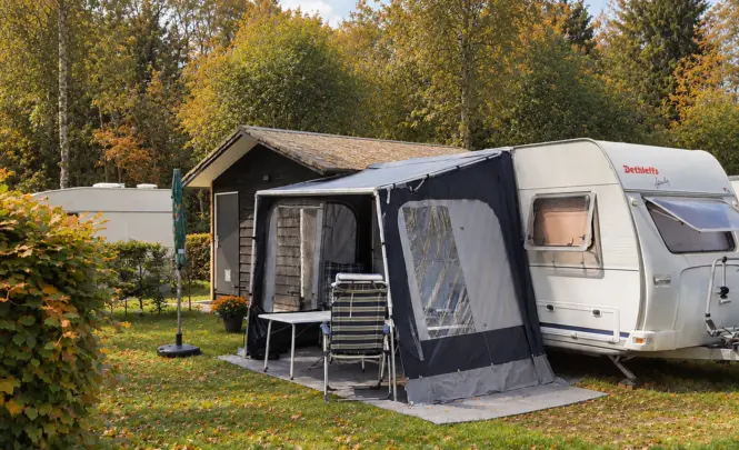 Herfst op de camping bij de caravan