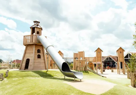 Buitenspeeltuin voor kinderen op Strandpark De Zeeuwse Kust in Zeeland