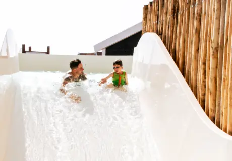 Overdekt zwembad met glijbaan en wildwaterbaan op Strandpark De Zeeuwse Kust