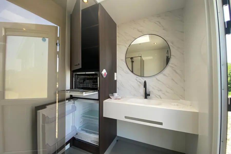 Wastafel spiegel kast koelkast vaatwasser opbergschap open