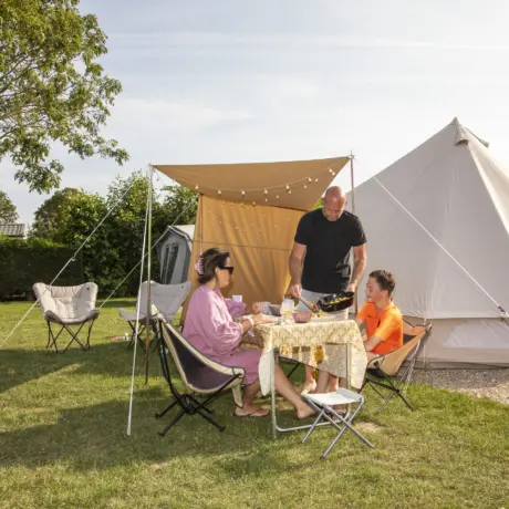 Familie kamperen eten bbq