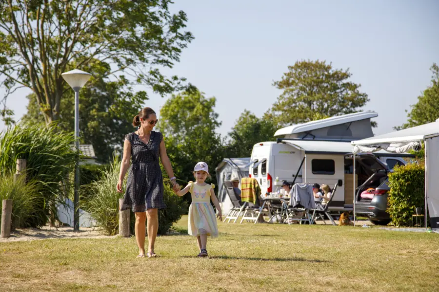 Moeder dochter kamperen