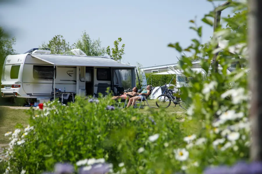 Kamperen caravan genieten zonnen