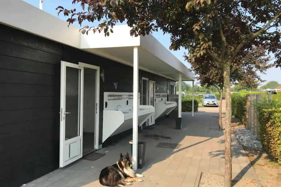 Sanitairgebouw zwart hond