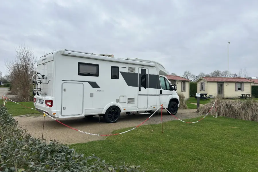 Camper winterkamperen bij glamping veld