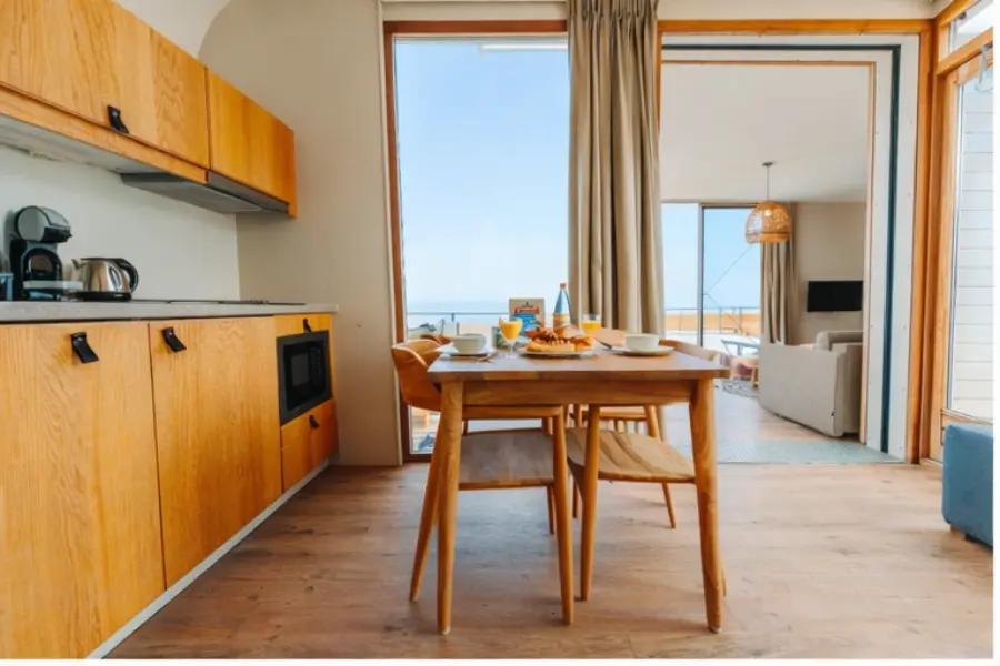 Strandhuis bewerkt keuken zonnig