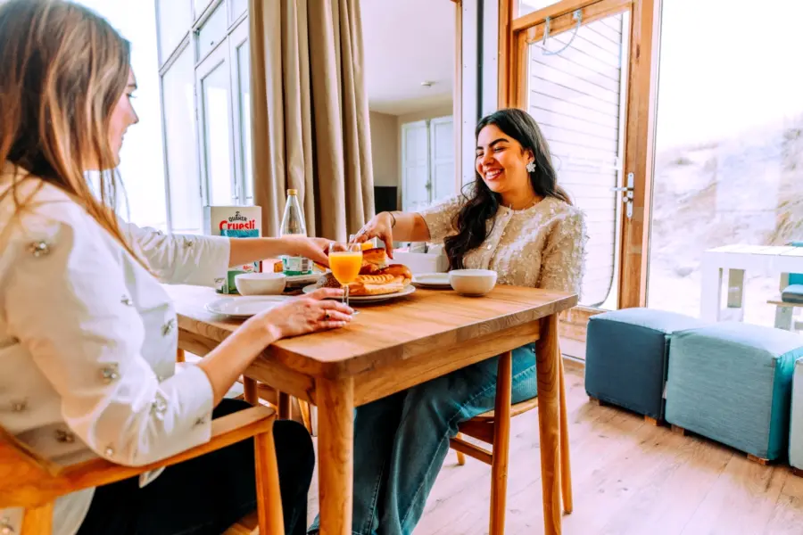 Strandhuis keuken ontbijt ananda broodje pakken blauwe lucht