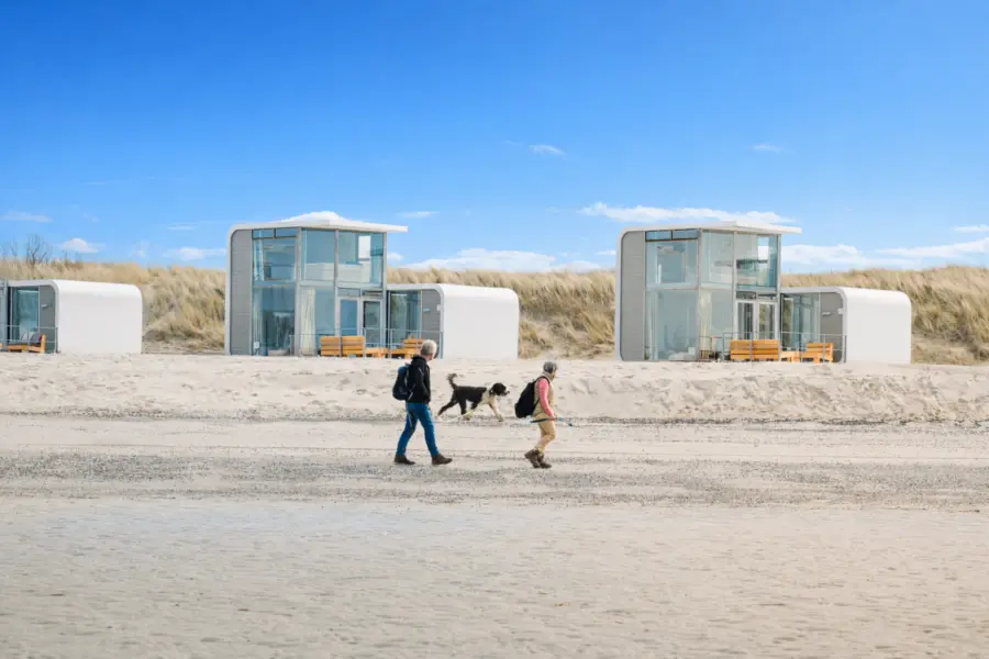 Strandhuis wandelaars blauwe lucht highres