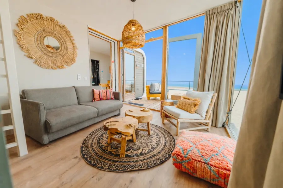 Strandhuis woonkamer interieur blauwe lucht highres