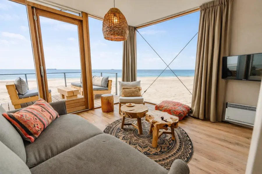 Strandhuis woonkamer met meubels blauwe lucht highres