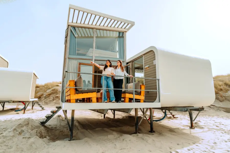Strandhuis terras zeezijde wijzen blauwe lucht